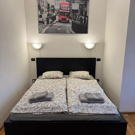 Cosy With Terrace Near Florenc Daire Prag